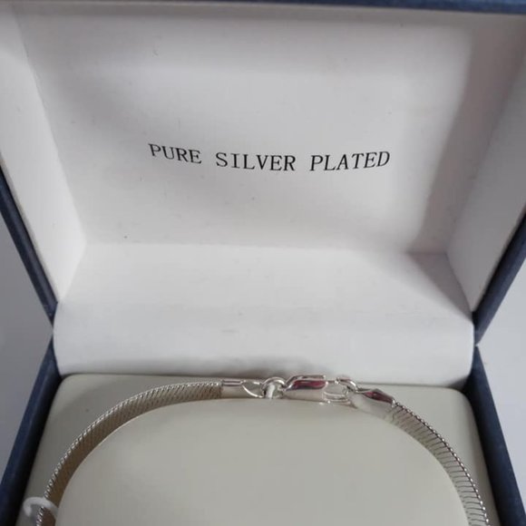 Silver Plated Bracelet New in Case - Picture 3 of 4